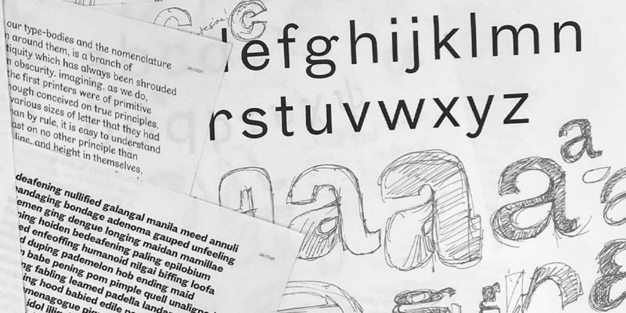 Eine Sammlung von Emilios’ Skizzen und gedruckten Buchstaben.