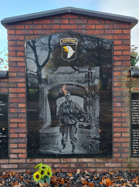 Statue of o soldier, memorial for the 101st Airborne Division.